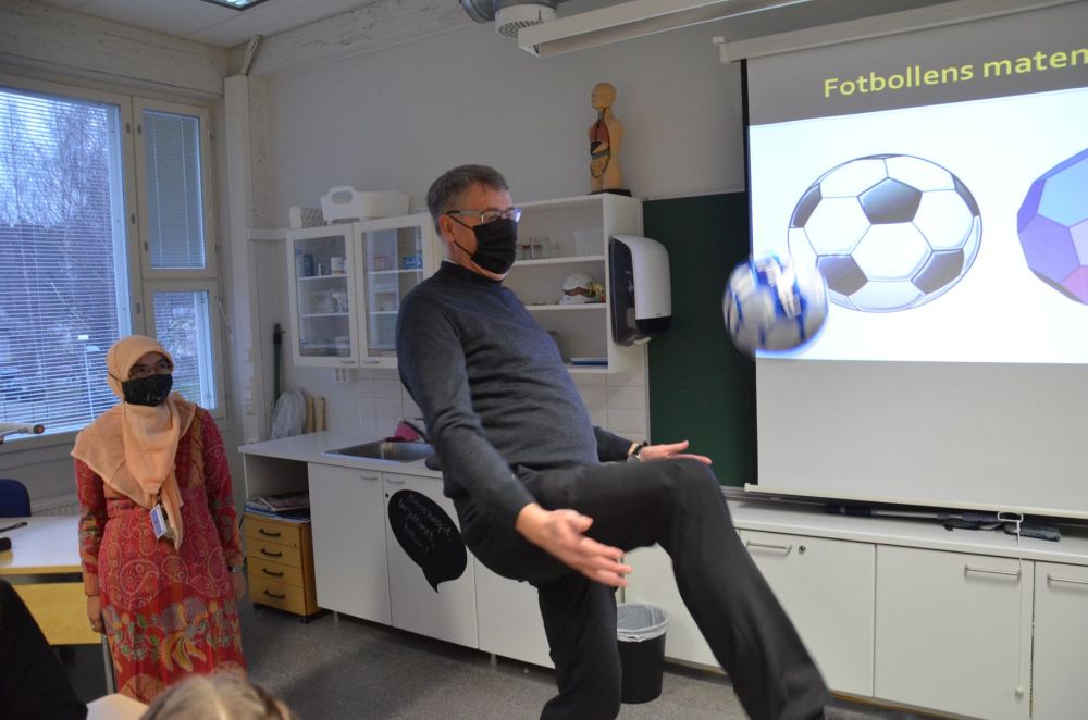 Jalkapallon matematiikkaa Jyväskylässä / Football mathematics in Jyväskylä